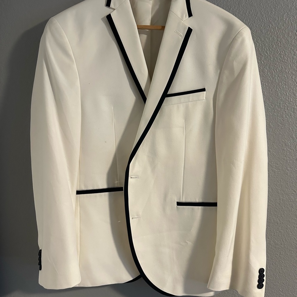 Kenneth Cole Black and White Sport Coat with Tailored Elegance